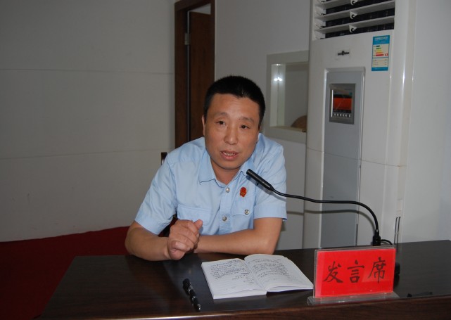 鹤峰法院网讯(通讯员 罗昌途)7月12日,鹤峰法院召开2012年上半年工作总结暨业务培训会,总结回顾上半年工作,准确把握目前面临的问题,安排部署下半年的主要工作。该院在家党组成员、院机关全体干警职工、各派出法庭庭长参加了会议。各庭室负责人汇报了上半年工作开展情况。赵拥军副院长代表该院党组对今年上半年的工作作了总结回顾,对下半年工作做了具体部署。 该党组书记、院长冉文化作主题讲话。指出这次会议主要在于针对问题和不足,找准症结、梳理问题、分析原因、沟通思想,力求在下半年的工作中得以整改提高,为夺取全年工作的胜