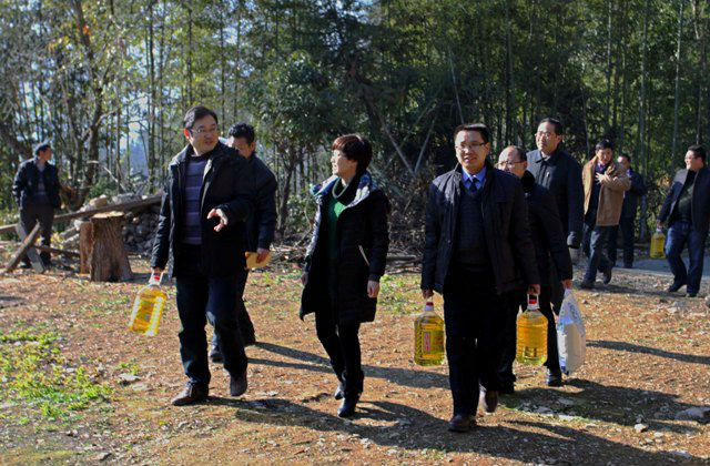 院长冉文化,专职审委会委员刘建村等一行,在邬阳乡党委书记谭祖沧