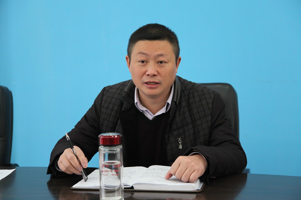 2月16日上午,鹤峰县法院按照上级法院安排召开了学习贯彻《准则》《条例》整顿纪律作风专题教育活动会议,传达了县委会议和全县节后工作启动会议精神。中层以上干部参加了会议。 会上,党组副书记、副院长赵拥军对全院长期未结案件清理工作和提高办案效率进行了安排;党组成员、纪检组长李红兵组织学习了州中院下发的《开展学习贯彻<准则><条例>整顿纪律作风专题教育活动实施方案》;党组成员、副院长杨进东对全院立案登记和机关事务管理工作进行了安排。 党组书记、院长舒业树在传达县委会议精神后,要求全